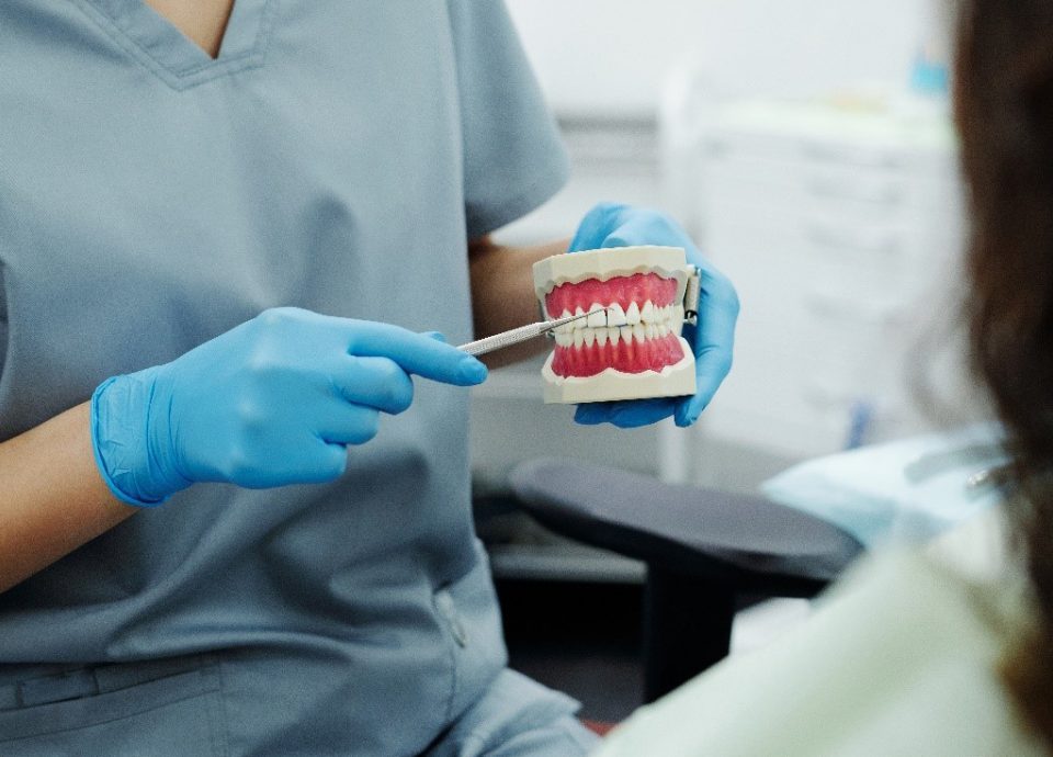 ¿Qué es el curetaje dental?