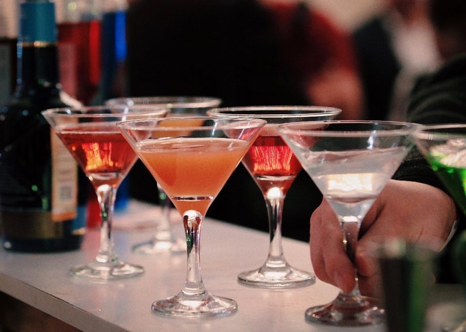 Los riesgos del alcohol para tu salud bucodental